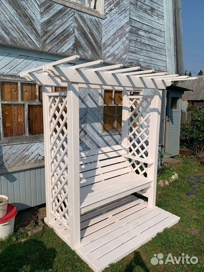 Пергола со скамейкой