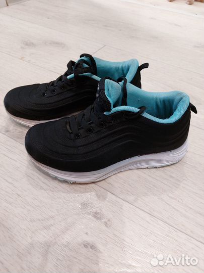 Кроссовки женские