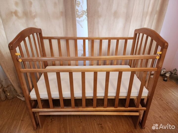 Детская кроватка с маятником