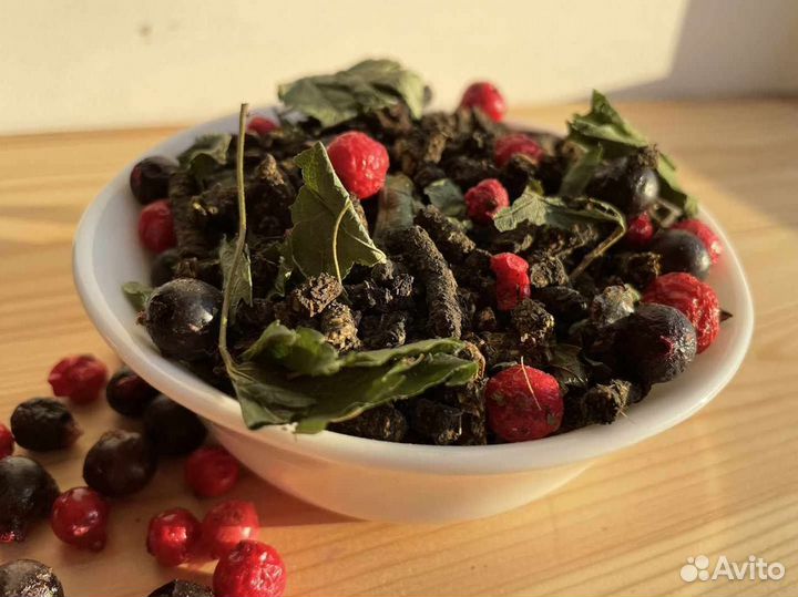 Иван чай и смородина, ягоды, ягод много