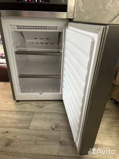 Продам двухкамерный холодильник Whirlpool