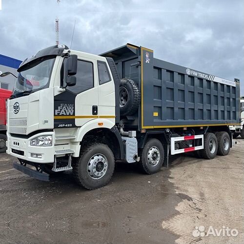 Водитель самосвала