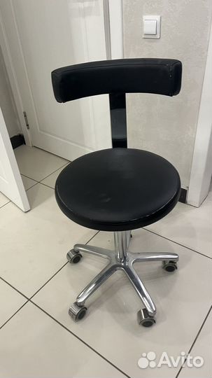 Стул на колесиках
