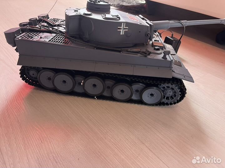 Игрушечный танк на пульте управления