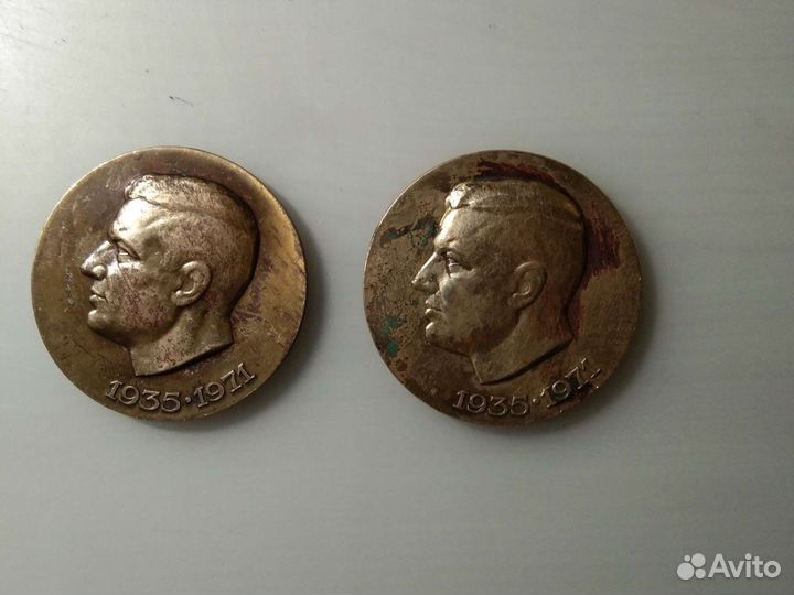 Настольная медаль