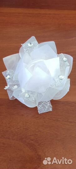 Белый бант на резинке