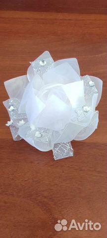 Белый бант на резинке