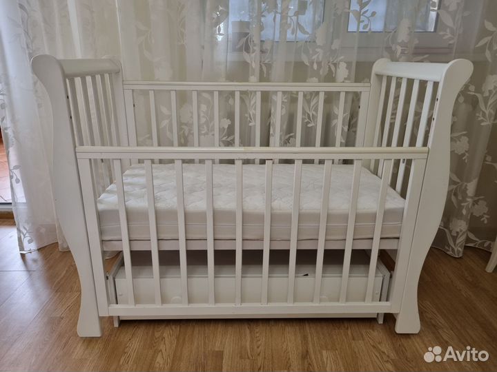 Детская кроватка с маятником и ящиком+матрасс