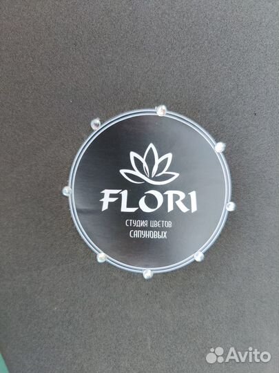 51 роза в строгом оформлении Лакшери