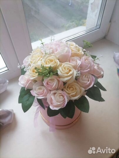 Нежный букет из мыльных роз в шляпной коробке