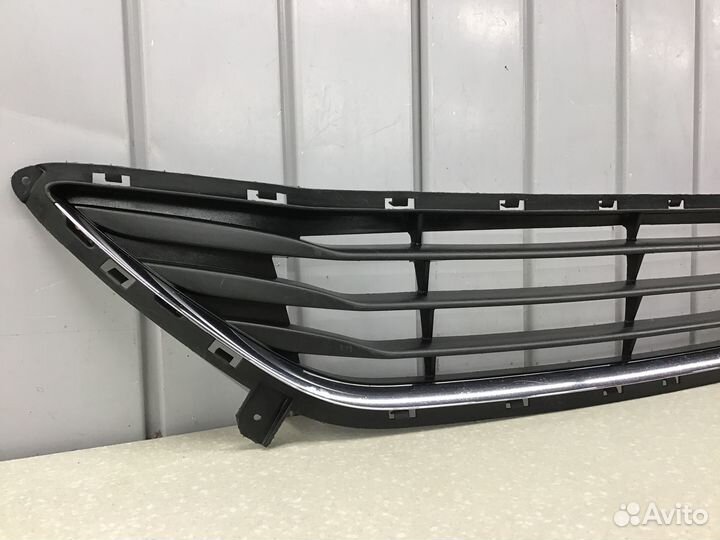 Решетка в бампер центральная Hyundai Elantra 2011