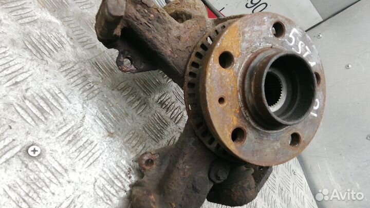 Ступица передняя левая на Volkswagen Golf 4