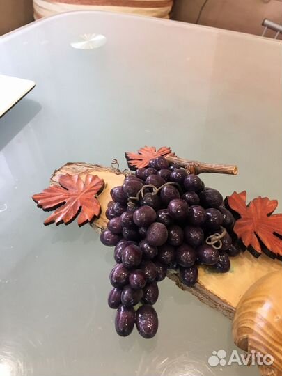 Панно из дерева гроздья винограда и яблоки