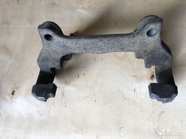 Скоба суппорта (правая ) Audi S8 D3 V10 4E0615125D