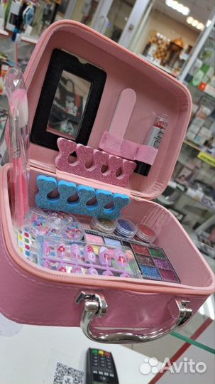Чемодан с детской косметикой
