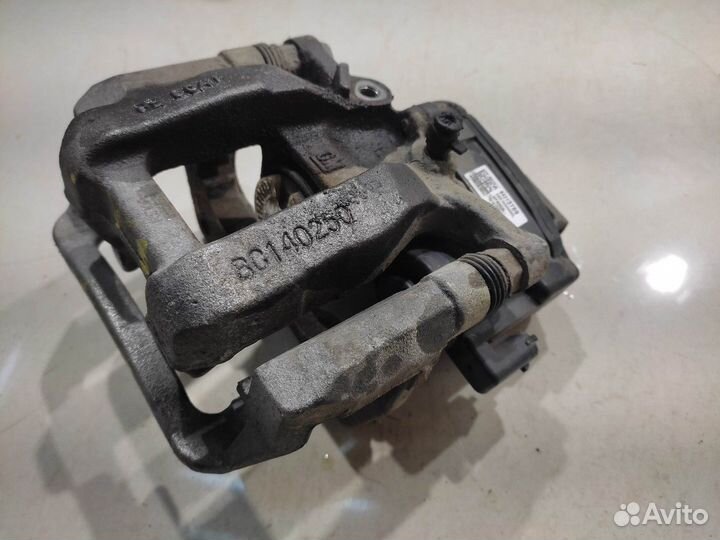 Суппорт (задний, левый) (Chevrolet Camaro VI)