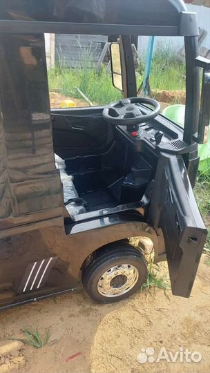 Детский автомобиль на аккумуляторе