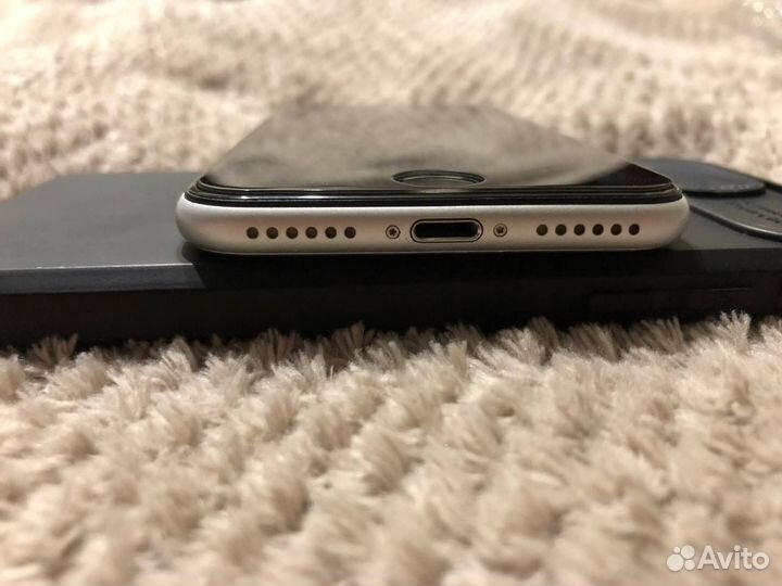 iPhone SE, 64 ГБ