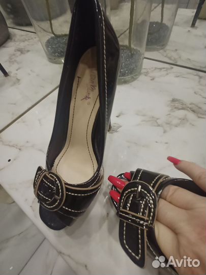 Лакированные чёрные туфли