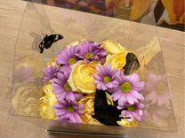 Композиции цветов с тропическими бабочками