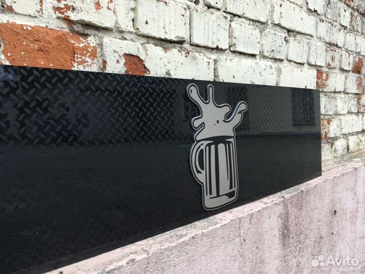 Деревянные таблички с логотипом бренда