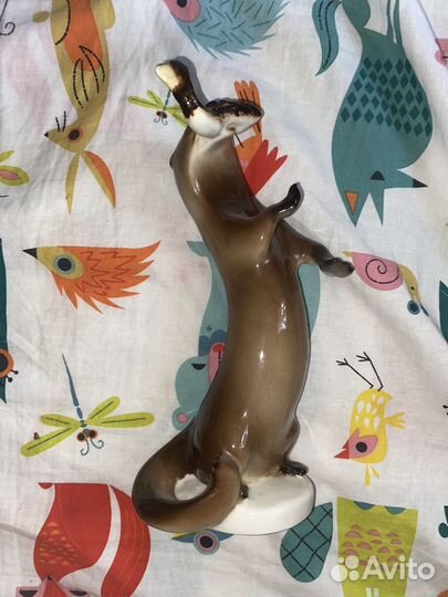 Выдра с рыбой статуэтка