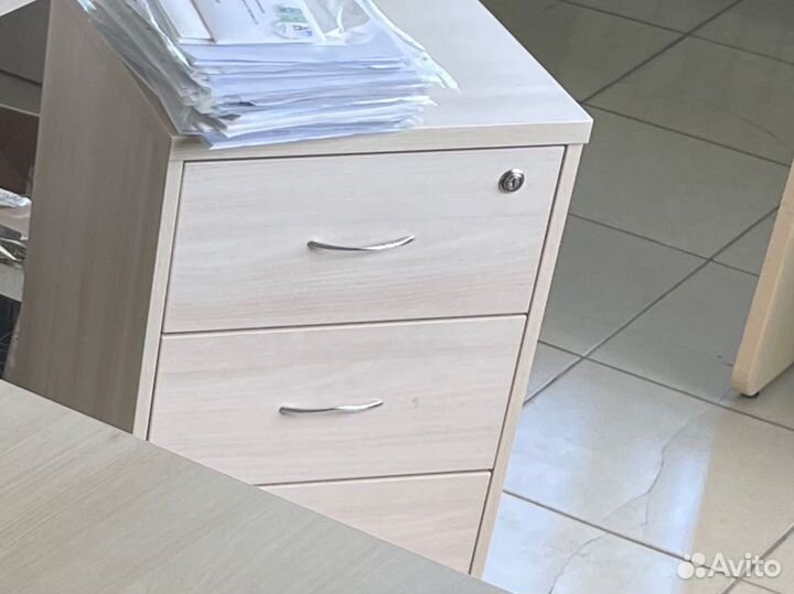 Письменный стол с тумбой