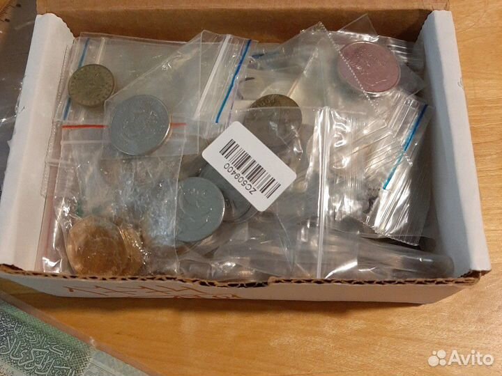 Монеты и банкноты из более, чем 100 стран, большая