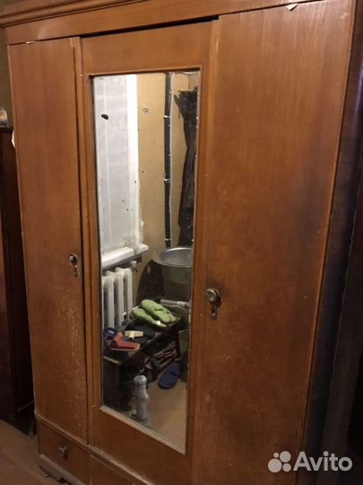 Шкаф с зеркалом