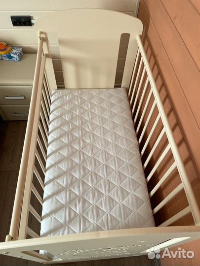 Детская кроватка с маятником