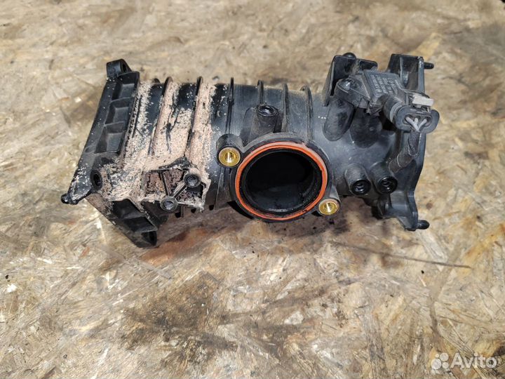 Патрубок впускного коллектора Volkswagen Amarok