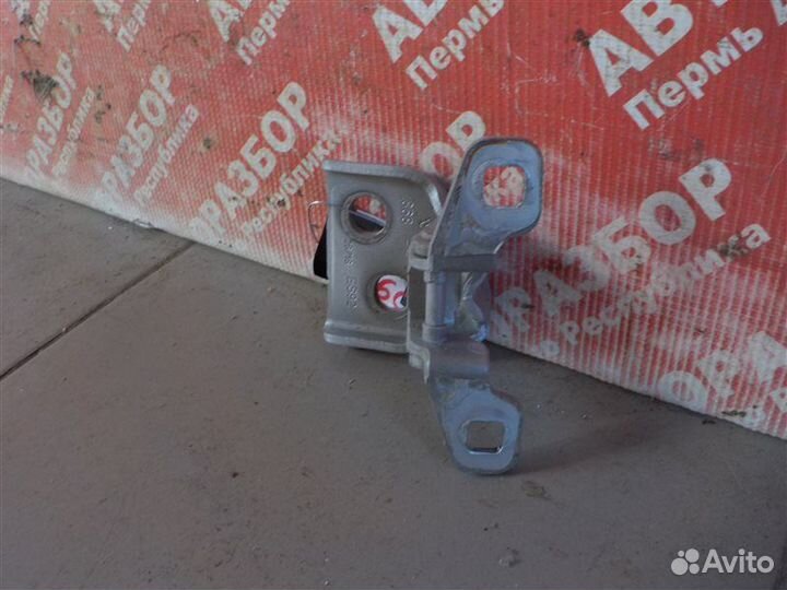 Петля двери нижняя передняя правая Renault Sandero