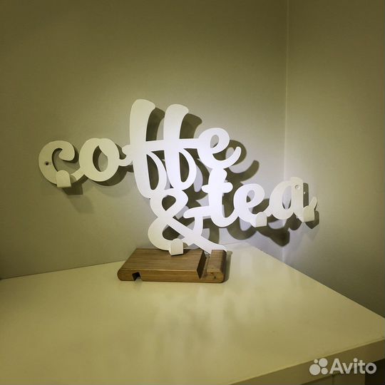 Вешалка настенная металлическая для интерьера