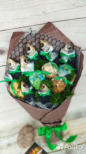 Съедобный букет из рыбы и снеков на заказ