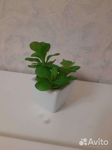 Искусственный цветок в горшке