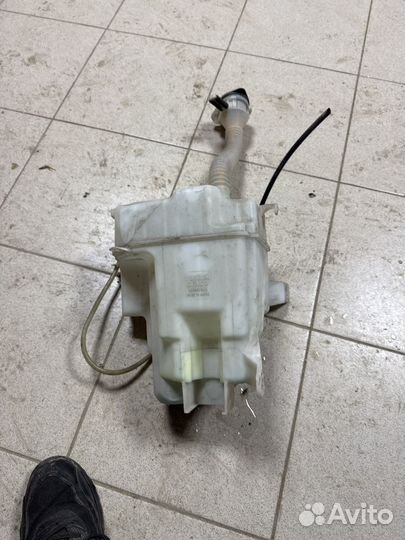 Бачек омывателя rav4 30