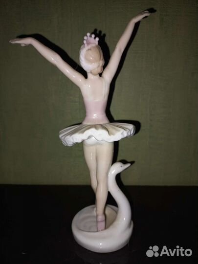 Статуэтка фарфор