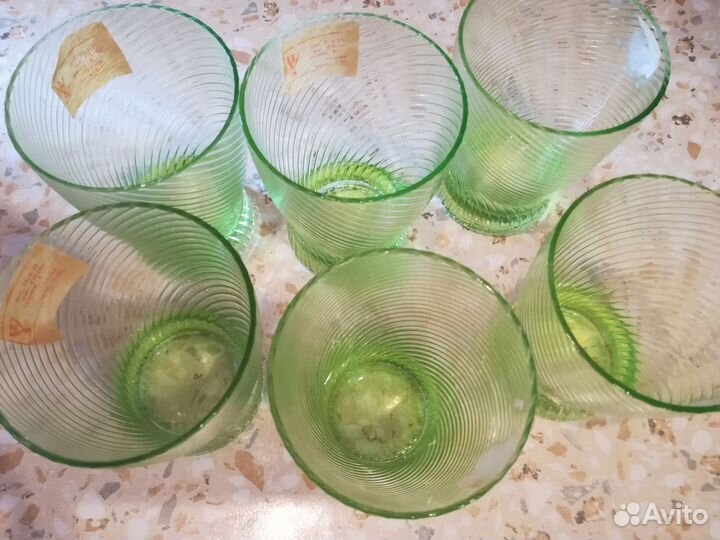 Стаканы из цветного стекла винтажные с этикетками