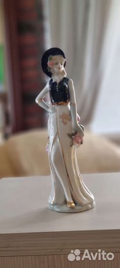 Фарфоровая статуэтка