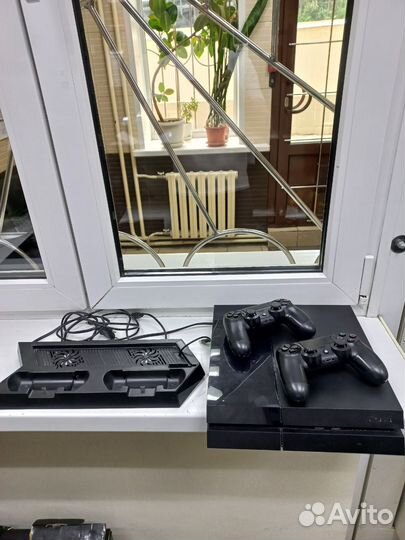 Игровая приставка Sony PS4