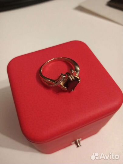 Золотое кольцо с гранатом