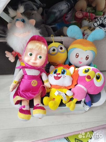 Игрушки мягкие и кукла говоряща