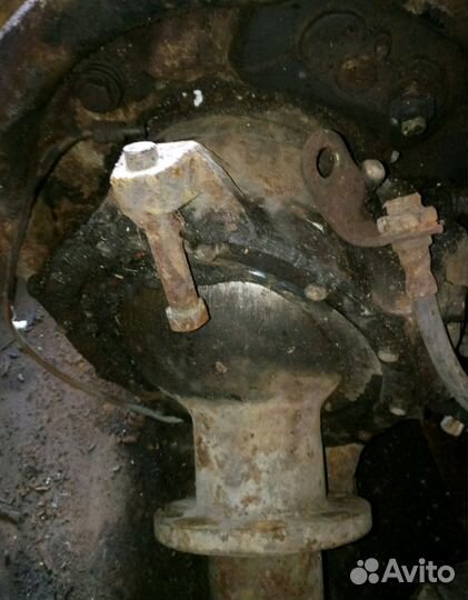 Поворотный кулак в сборе с полуосью Газ-66 (правый