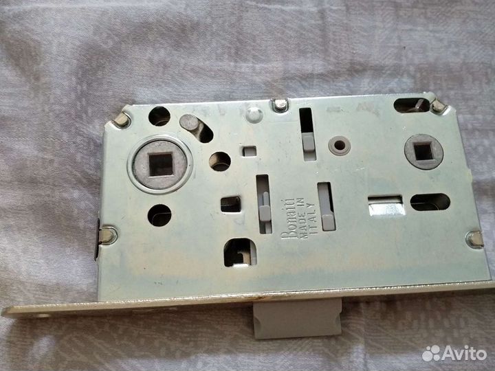 Замок дверной с защелкой