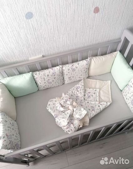 В наличии комплект в кроватку бортики новые
