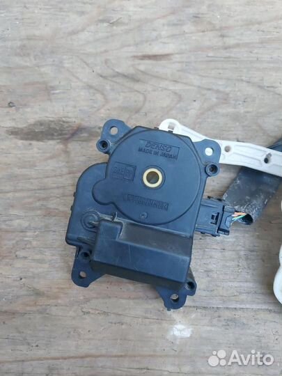 Моторчик заслонки печки Toyota Prius 2 NHW20 2010