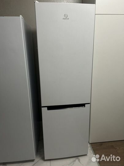 Холодильник Indesit бу 3года