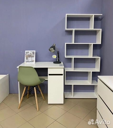 Стол письменный белый