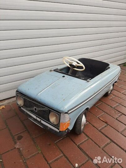 Детский педальный автомобиль.Ретро