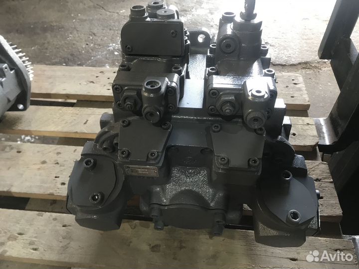 Гидравлический насос Hitachi ZX200-3